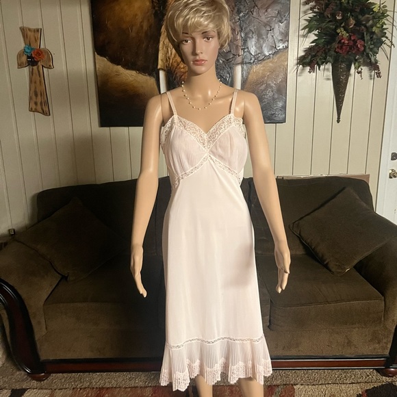 Vanity Fair • Vintage • Size 34 • Medium • Pink • Lace • Ruffle • Slip Nightgown - Picture 2 of 16